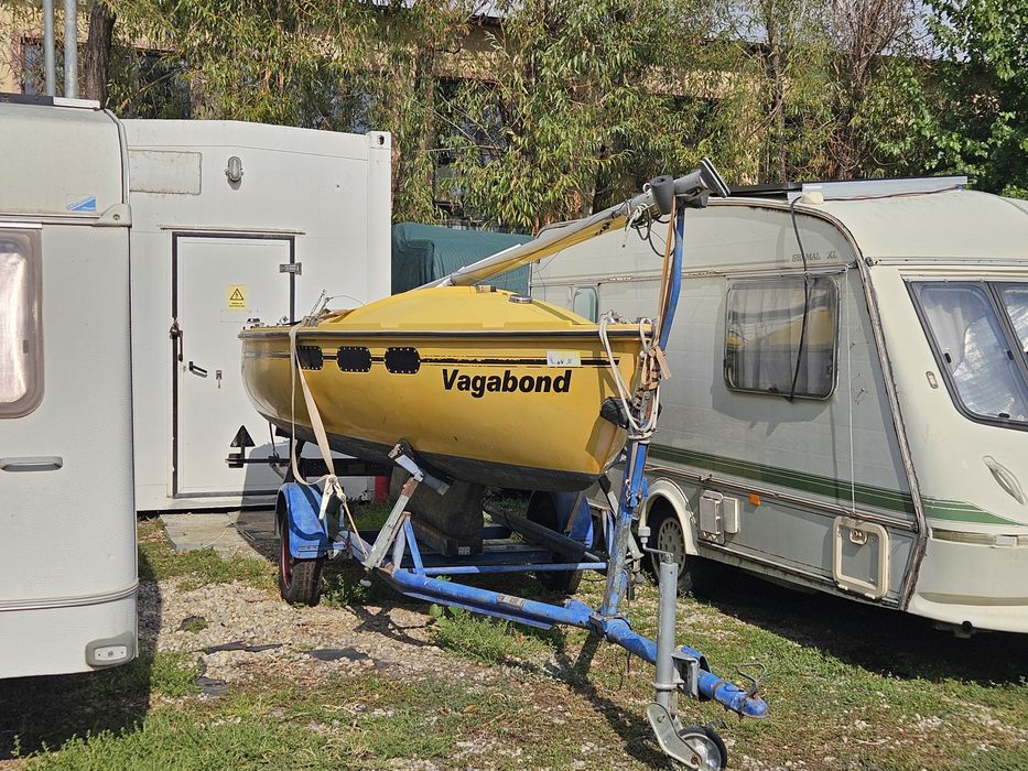 Vând barca velier mic