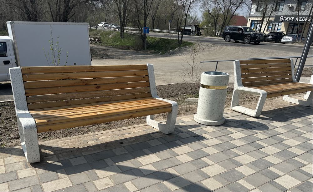 Скамейки мрамор урны