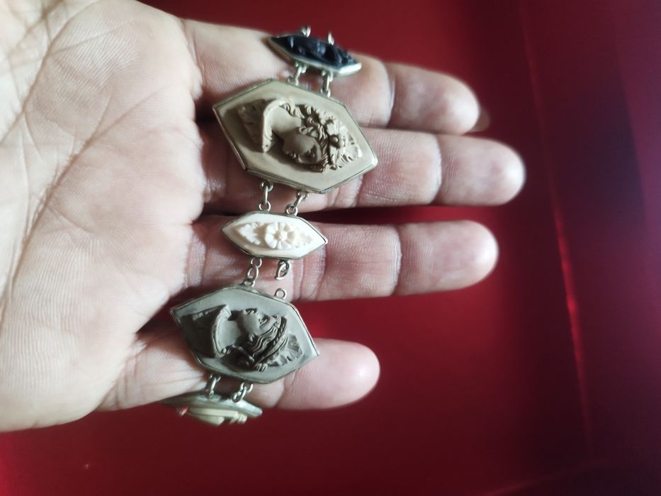 Accesorii (cercei,broșe, lănțișoare brățări )toate sunt vechi lănțișoare 3 de perla și o pereche cercei tot perla