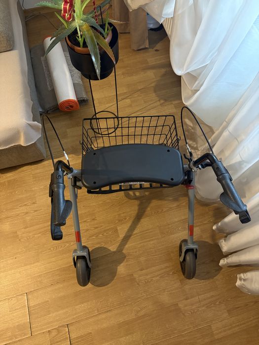 Cadru de mers (Rollator) pliabil – foarte ușor de utilizat