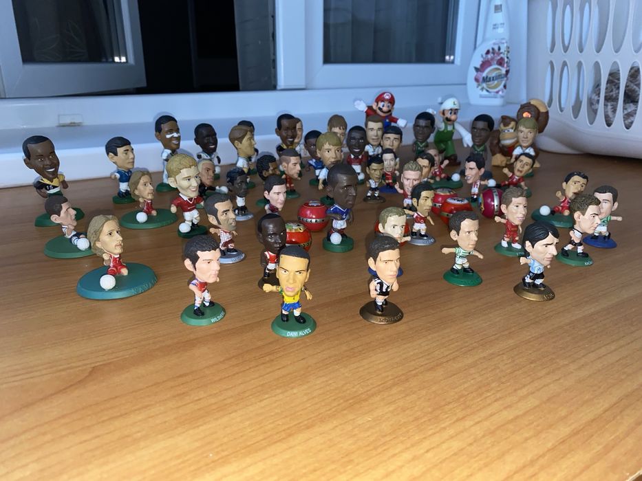 Figurine fotbalisti si mingi