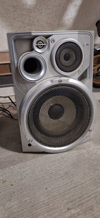 Большое колонкой центра