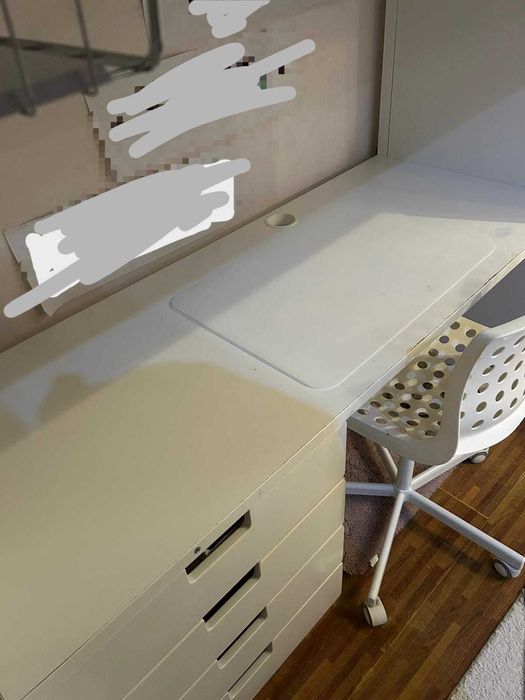 Pat supraetajat IKEA SMÅSTAD cu birou și depozitare