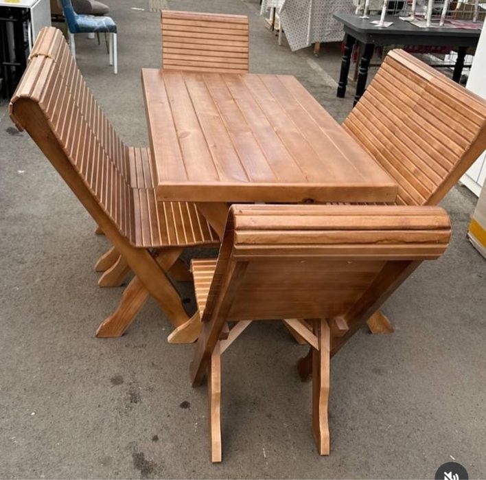 Стол со стулями.