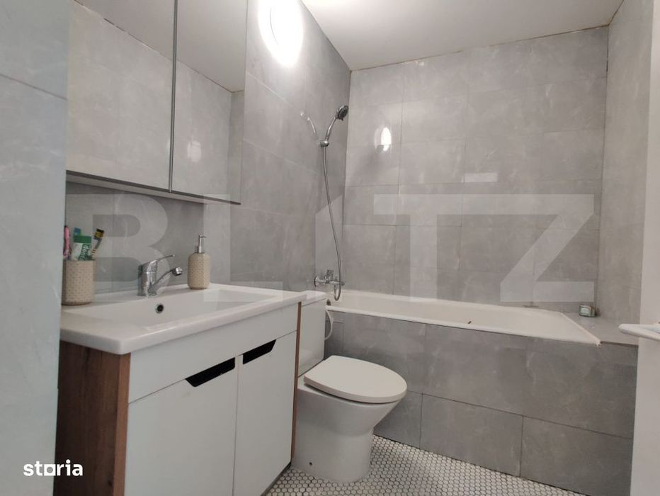 Apartament 3 camere, 65 mp, 2 bai, balcon deschis, zona Decebal