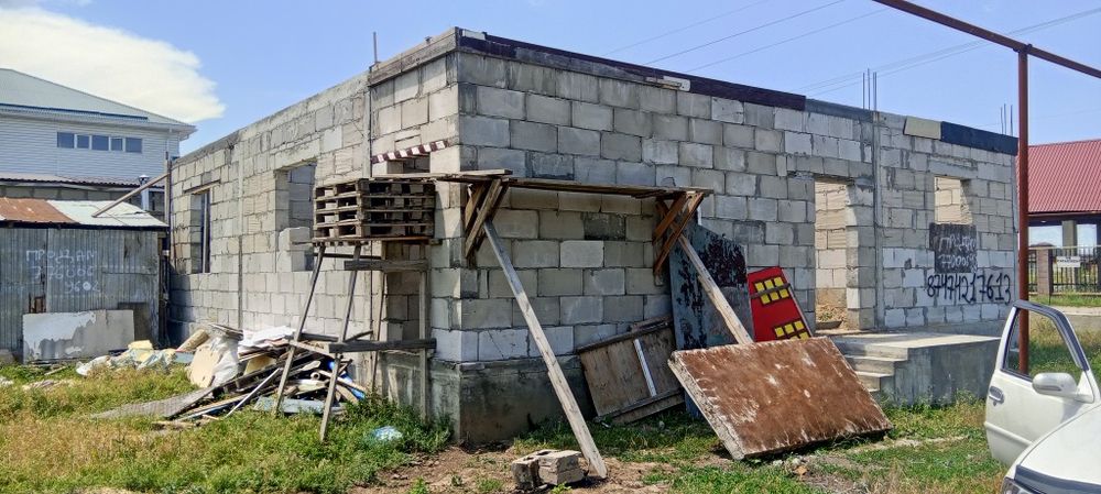 Продам дом недостроенный угловой