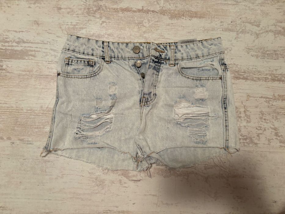 Дамски дънки, някои носени един път