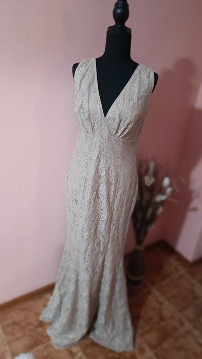 Rochie lungă elegantă din dantelă bej-champagne, cu decolteu în V