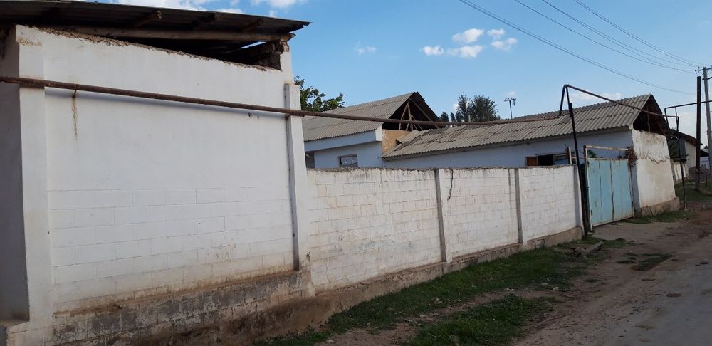 Дом огромный и участок