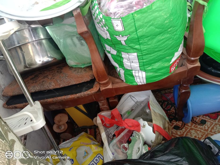 Katta stol  xontaxta va baland stolam buladi noshkalari bor