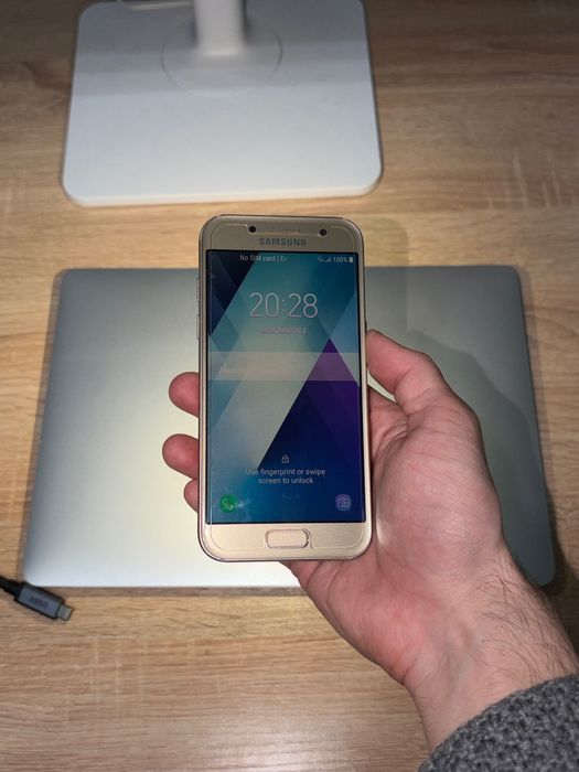 Samsung A3 2017. Ностальгия-телефон мини формата