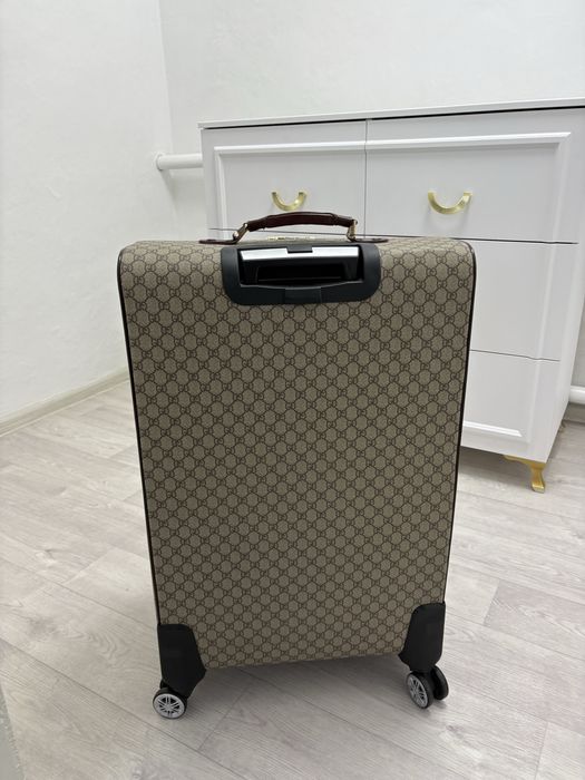 Продам чемодан в отличном качестве