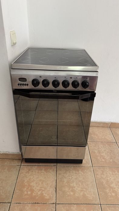 Стъклокерамична готварска печка Indesit