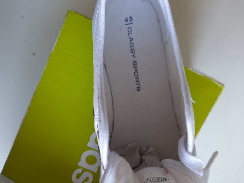 Pantofi sport noi cu eticheta