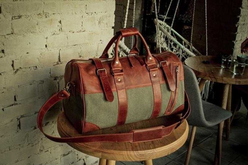 Geantă de voiaj. Piele naturală și pânză groasă
