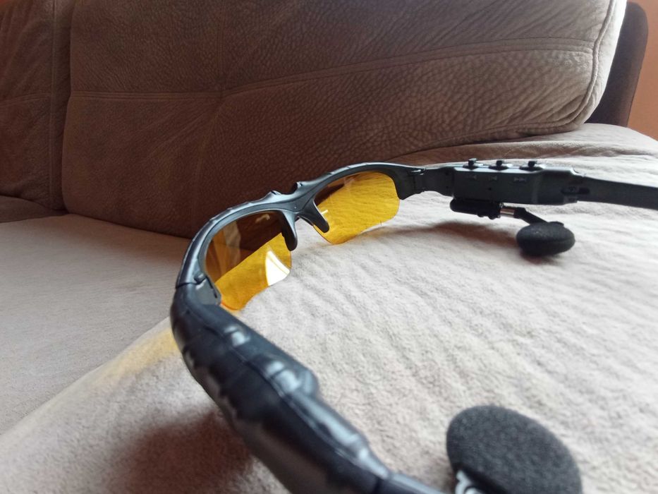 Очила за шофиране с вградени безжични слушалки и микрофон