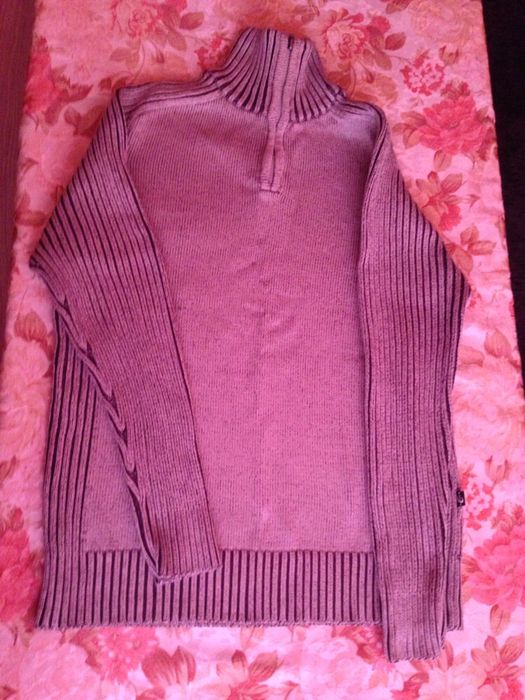 Продавам маркови дрехи за момче на 14-15 год.Тениска Адидас. 2 жилетки