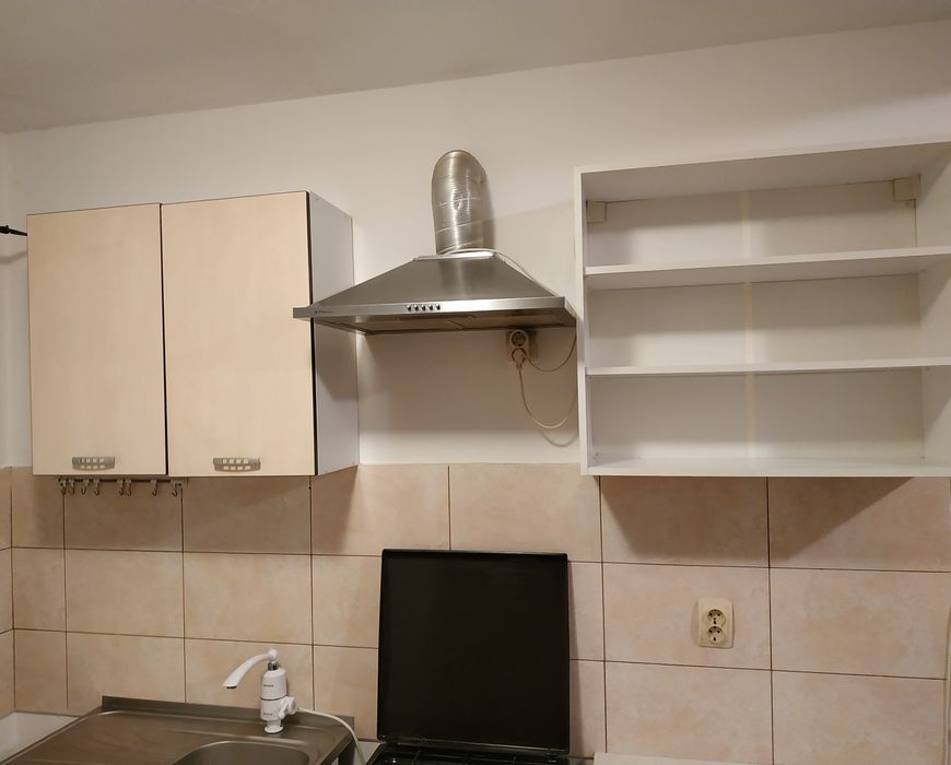 Bucătărie plita și cuptor pe gaz, hota, chiuveta anticalcar, baterie