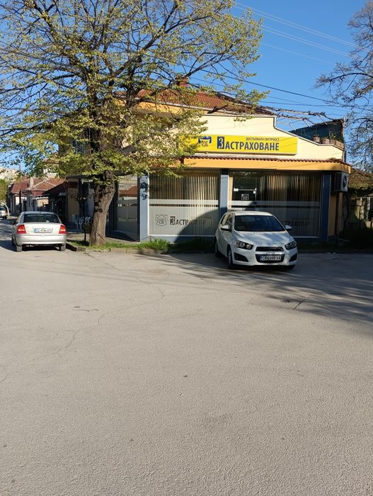 Продава двуетажна сграда жилище и два търговски обекта