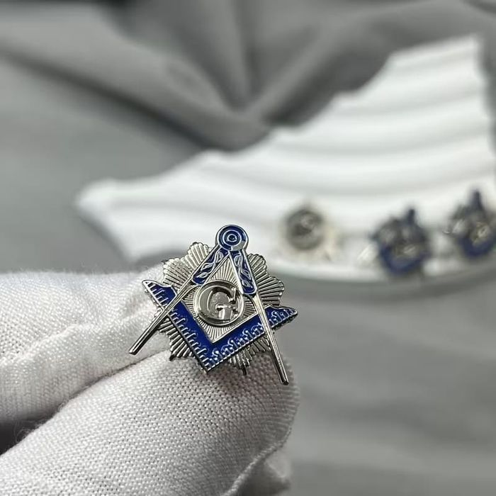 Pin Masonic Elegant – Compas si Echer, Insigna Sacou Premium