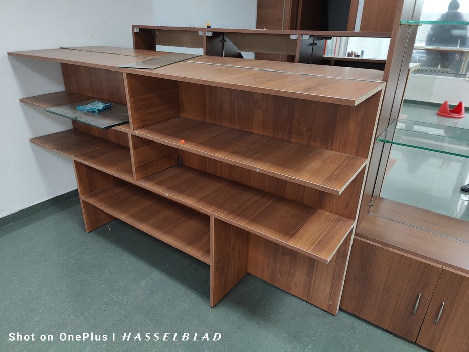 Търговски витрини рафтове етажерки щендери стелажи търговско оборудван