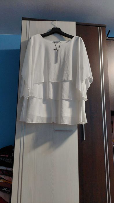 Tricou cu volănașe cu eticheta