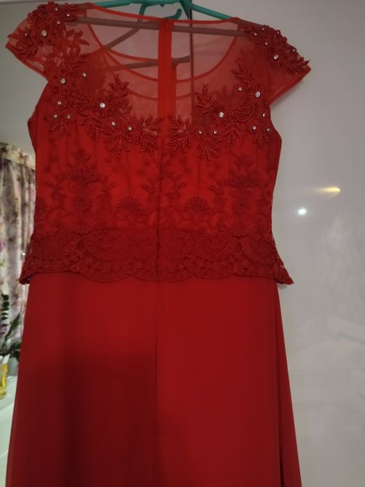 Шикарное красное платье