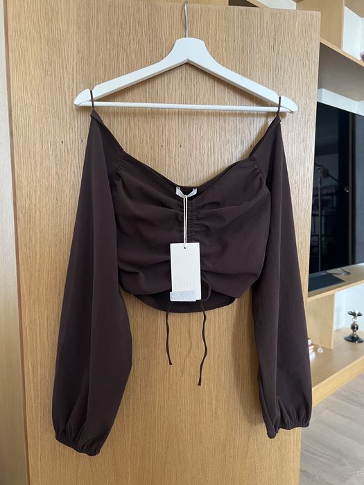 Еластичен къс топ с набори от Zara