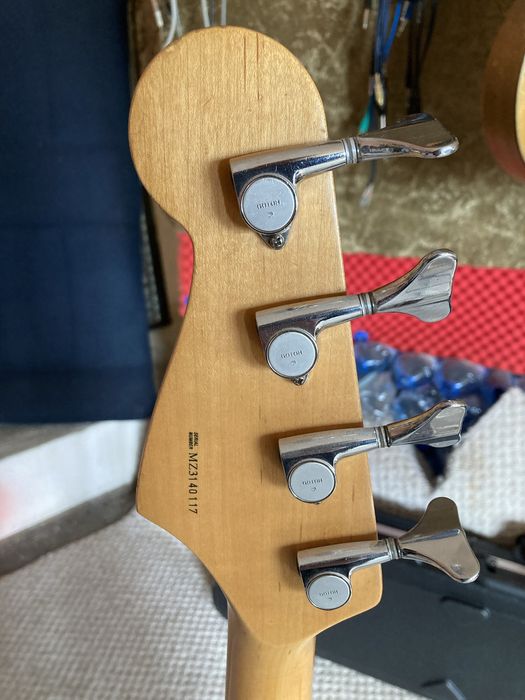 Fender Bass 4 струнен Mexico 2003