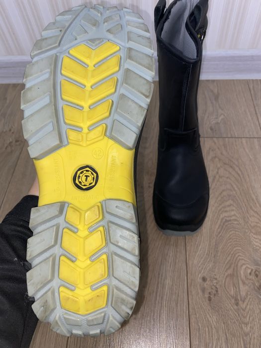 Продается спецодежда,комбинезоны,сапоги