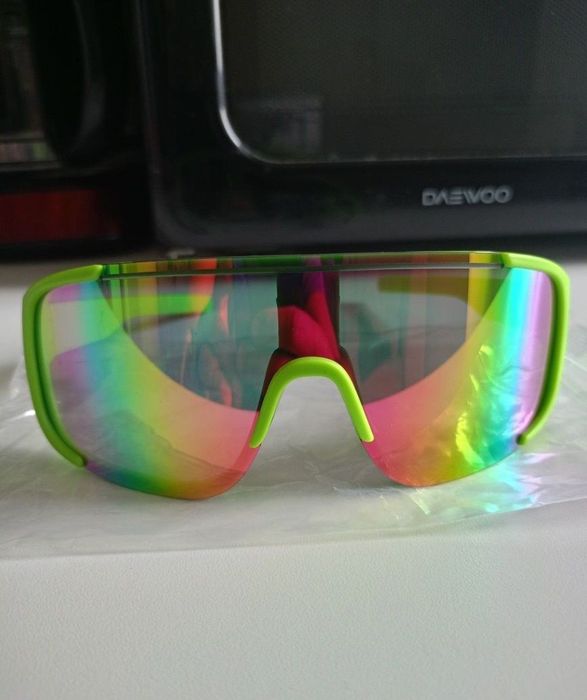 Vând ochelari de soare model deosebit produs de calitate superioara.