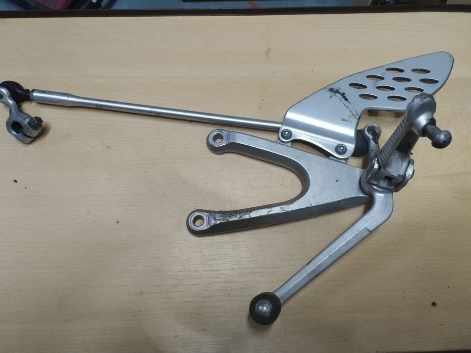 Scăriță stânga completa cu schimbător și suport Yamaha R1 model 04-06