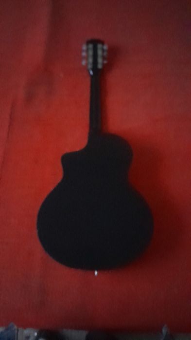 Akustik gitara holati yangidek