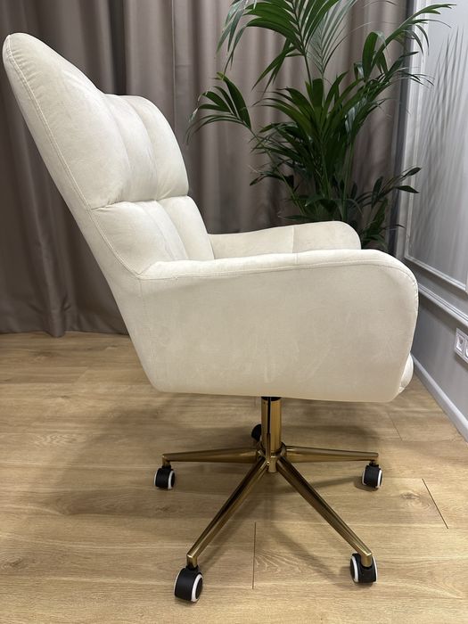 Продавам регулируем стол