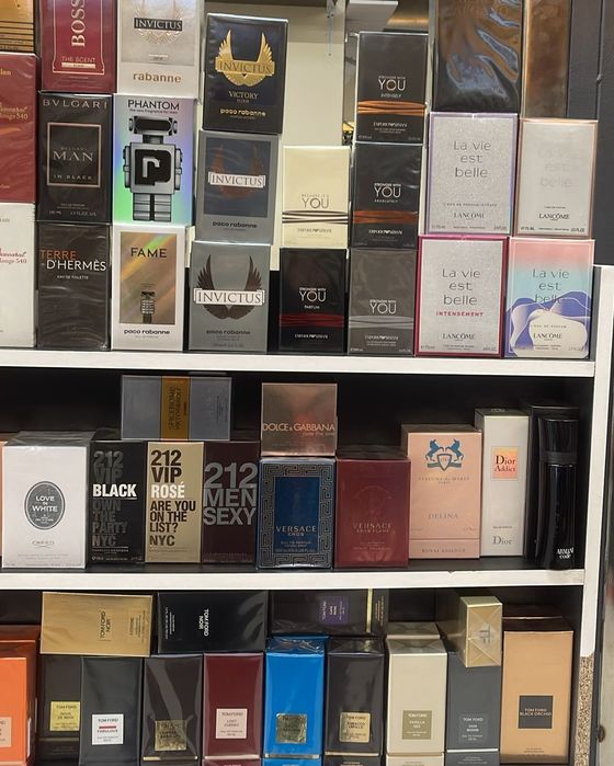 Vând orice tip de parfum aflat în poză.