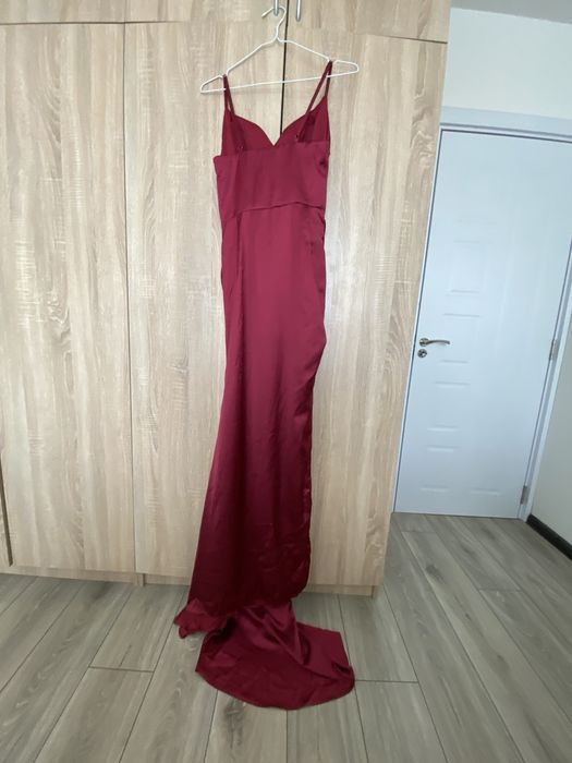 Червена рокля за повод