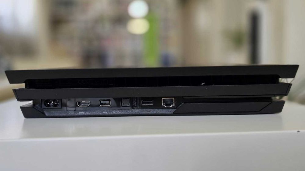 PlayStation 4 Pro / PS4 Pro 1TB с 2 контролера и игри