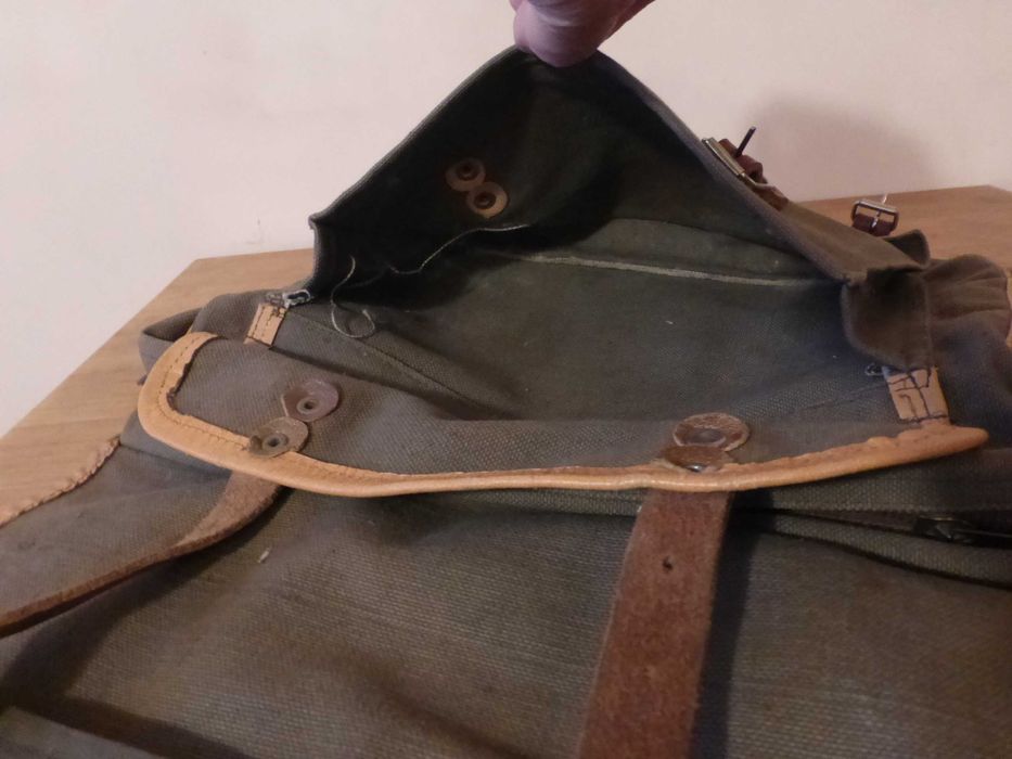 Туристическа брезентова чанта с кожена презрамка и каишки 1970 г