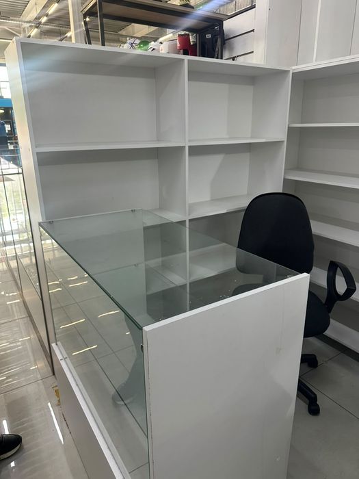 Срочно продам витрины и шкафы