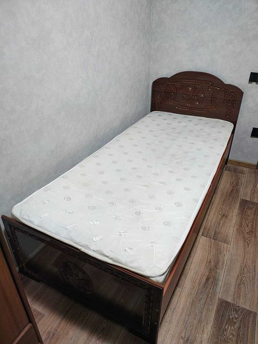 Кровать односпальная с матрасом