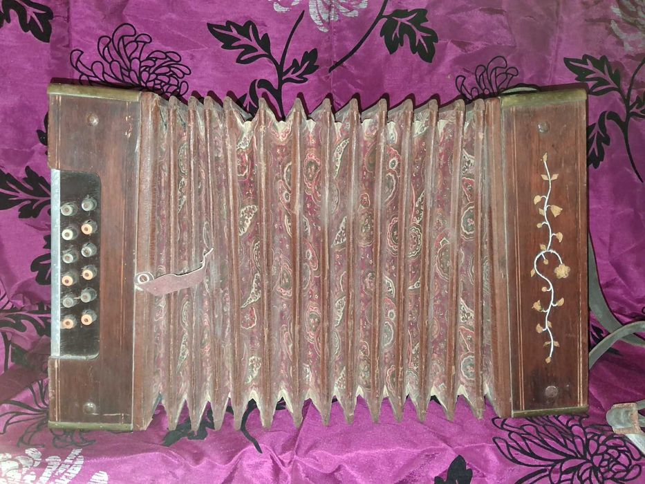 Старинен акордеон