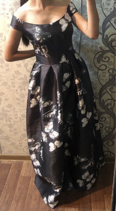 Продам вечернее платье с открытом плечом