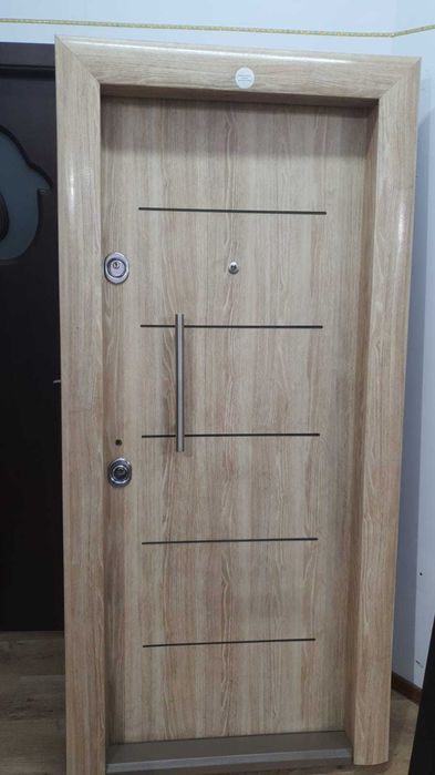 Usa metalica de apartament Arta Door reducere 35% 2 buc pe dreapta.