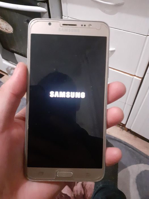 Продам телефон самсунг ж7