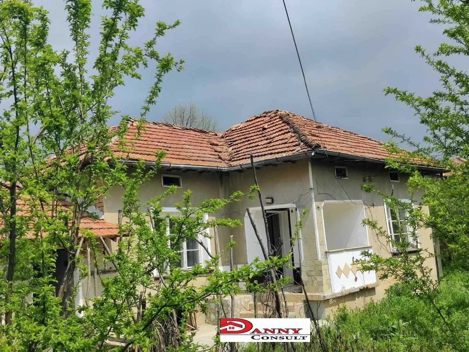 Едноетажна къща с двор и кладенец в с. Овча Могила