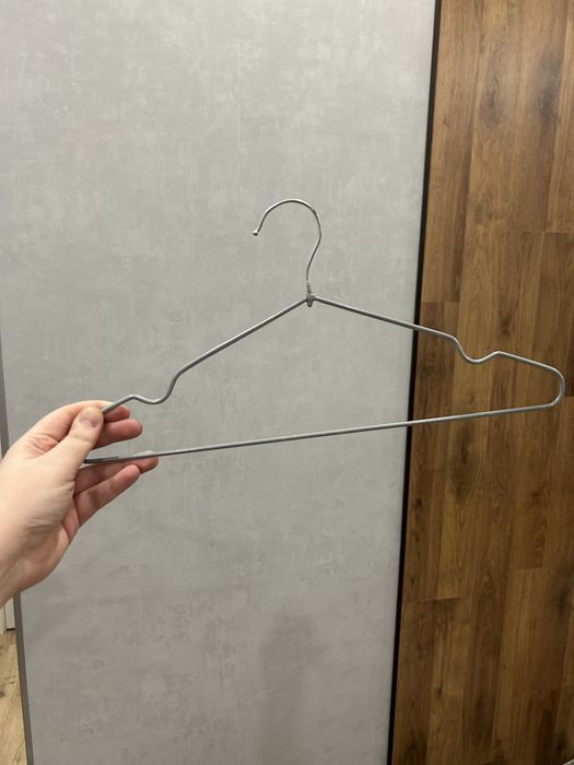 Продам коробку вешалок