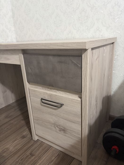 Продаю стол (с дефектами); Стол/үстел сатамын