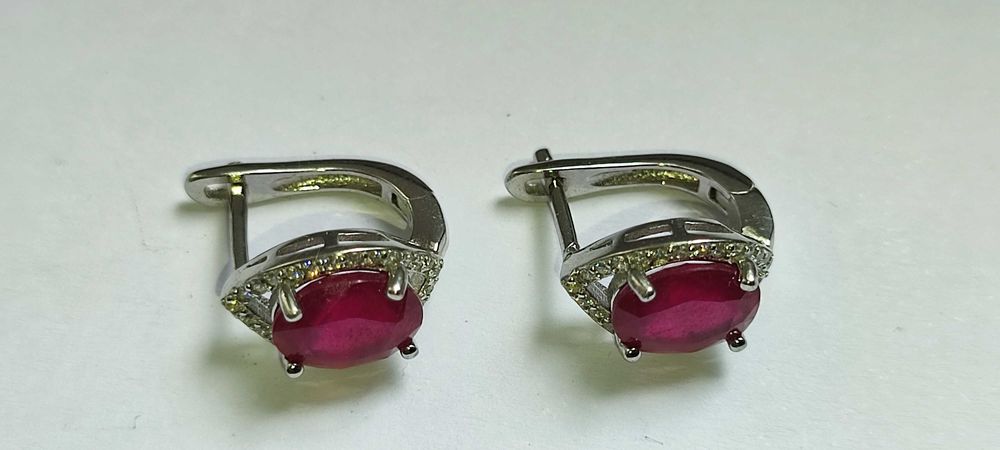Серебряный комплект (кольцо и сережки) с камнями РУБИН