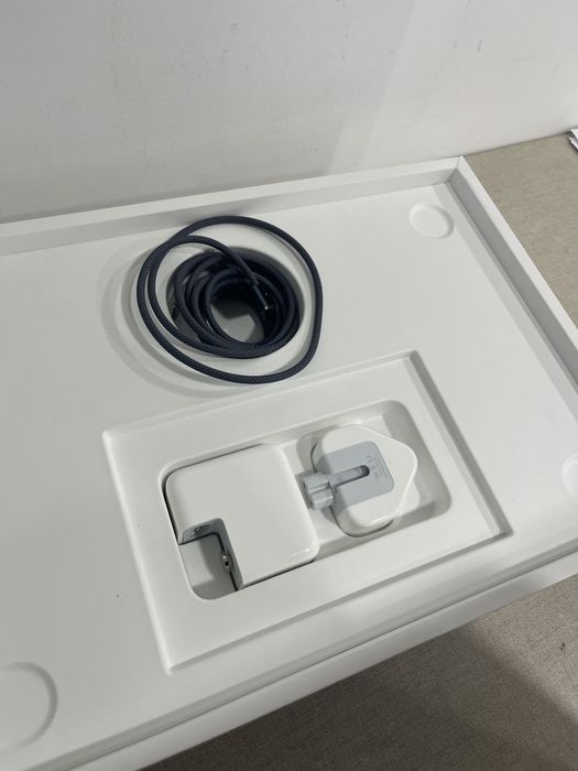 MacBook air M2 256gb 8gb ram  doar 23 cicluri de incarcare