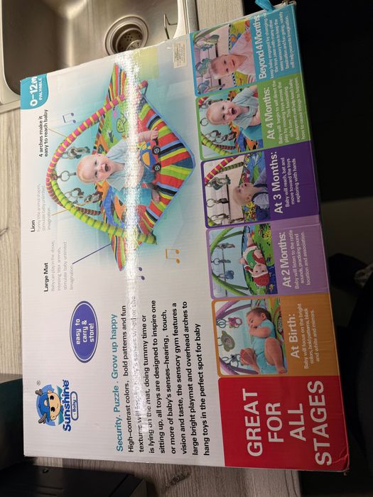 Детский коврик с дугами и игрушками